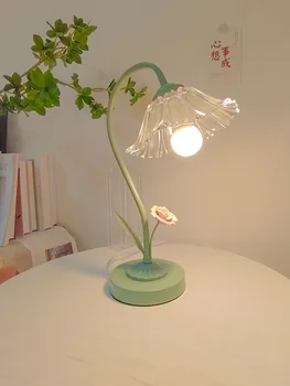 Настолна лампа с кристал атмосфера, топло малка странична масичка, практично украса на стаята и декоративна лампа
