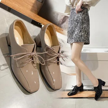 Лятото и есента 2023, Нови къси ботуши в британския стил на гъст средно ток с шнур, Остра лачена кожа, Гладка малки кожени обувки