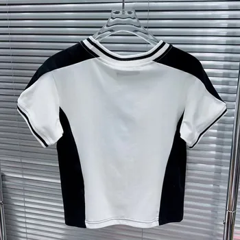Черно-бяла контрастная еластична тениска с къс ръкав